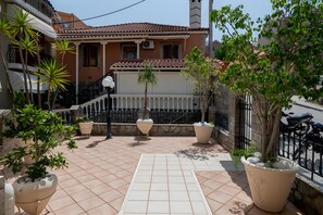 المنطقة المحيطة بالمنشأة