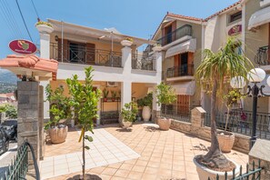 Exterior - Apartment 'Fiskardo' with Private Terrace, Wi-Fi and Air Conditioning (Argostoli)