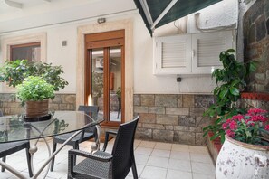 Outdoor dining - Studio 'Assos' with Wi-Fi and Air Conditioning (Argostoli)