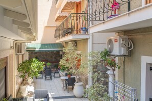 Outdoor dining - Studio 'Assos' with Wi-Fi and Air Conditioning (Argostoli)