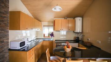 Kylskåp, mikrovågsugn, ugn och spishäll