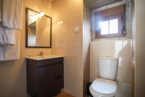 Douche, séchoir à cheveux, serviettes fournies