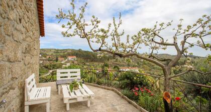Country House 'Casa Do Avô - Alojamento Sortelha' with Private Garden, Wi-Fi and Air Conditioning