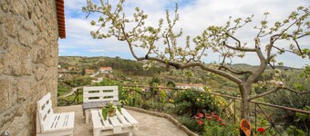 Country House 'Casa Do Avô - Alojamento Sortelha' with Private Garden, Wi-Fi and Air Conditioning