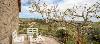 Country House 'Casa Do Avô - Alojamento Sortelha' with Private Garden, Wi-Fi and Air Conditioning