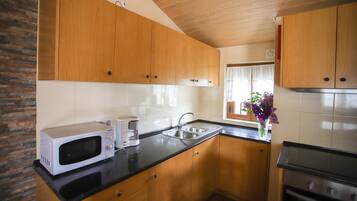 Kylskåp, mikrovågsugn, ugn och spishäll