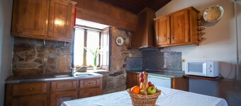 Holiday Home 'Casa Da Calçada - Turismo Sortelha' with Private Terrace, Wi-Fi and Air Conditioning