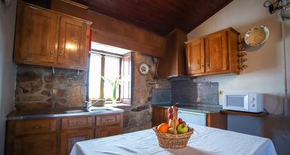 Holiday Home 'Casa Da Calçada - Turismo Sortelha' with Private Terrace, Wi-Fi and Air Conditioning