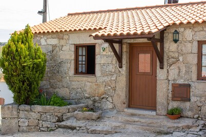 Holiday Home 'Casa Da Calçada - Turismo Sortelha' with Private Terrace, Wi-Fi and Air Conditioning