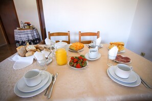 Dining - Holiday Home 'Casa Da Calçada - Turismo Sortelha' with Private Terrace, Wi-Fi and Air Conditioning (Unknown)