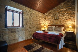 2 bedrooms, free WiFi, bed sheets - Holiday Home 'Casa Da Calçada - Turismo Sortelha' with Private Terrace, Wi-Fi and Air Conditioning (Unknown)