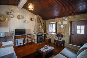 TV, fireplace - Holiday Home 'Casa Da Calçada - Turismo Sortelha' with Private Terrace, Wi-Fi and Air Conditioning (Unknown)