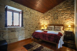 2 bedrooms, free WiFi, bed sheets - Holiday Home 'Casa Da Calçada - Turismo Sortelha' with Private Terrace, Wi-Fi and Air Conditioning (Unknown)