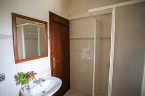 Shower, hair dryer, towels - Holiday Home 'Casa Da Calçada - Turismo Sortelha' with Private Terrace, Wi-Fi and Air Conditioning (Unknown)
