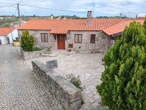 Exterior - Bed and Breakfast 'Casa Da Lagariça - Sortelha' with Private Garden, Wi-Fi and Air Conditioning (Sortelha)