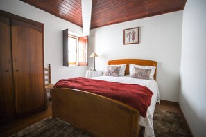 Room - Bed and Breakfast 'Casa Da Lagariça - Sortelha' with Private Garden, Wi-Fi and Air Conditioning (Sortelha)