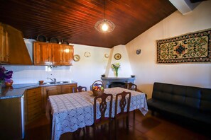 Dining - Bed and Breakfast 'Casa Da Lagariça - Sortelha' with Private Garden, Wi-Fi and Air Conditioning (Sortelha)