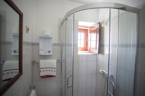 Bathroom - Bed and Breakfast 'Casa Da Lagariça - Sortelha' with Private Garden, Wi-Fi and Air Conditioning (Sortelha)