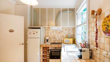 冷蔵庫、電子レンジ、オーブン、コンロ