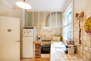 Jääkaappi, mikroaaltouuni, uuni, liesi