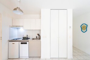 Fridge, microwave, oven, stovetop - Capbreton – Cosy One-Bedroom Apartment 200m from the Ocean, Private Terrace & Peaceful Setting (Capbreton)