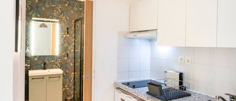 Réfrigérateur, micro-ondes, four, plaque de cuisson