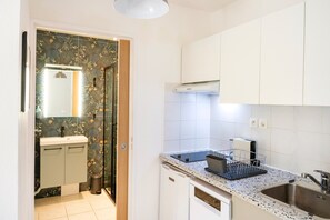 Fridge, microwave, oven, stovetop - Capbreton – Cozy T2 200 m from the Ocean, Private Terrace, Peaceful Setting (Capbreton)