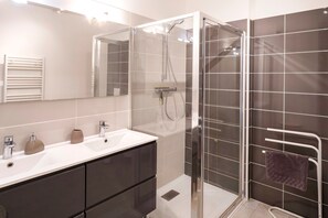 Shower, hair dryer, towels - Imarena – High-End Apartment with Port View, Balconies, and Private Parking in Capbreton (Capbreton)