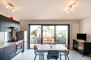 Een koelkast, een magnetron, een oven, een kookplaat