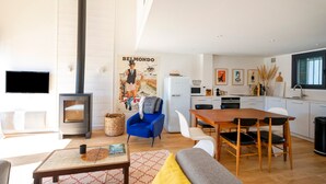 Una sala de estar moderna con sofá, una mesita de centro y chimenea.