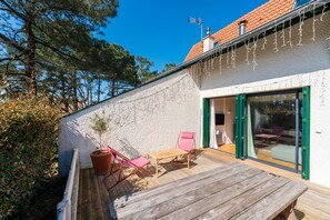 Outdoor dining - Villa Xarma – Ideal Getaway 5 Minutes from the Ocean, Charm, Comfort, and Relaxation (Seignosse)