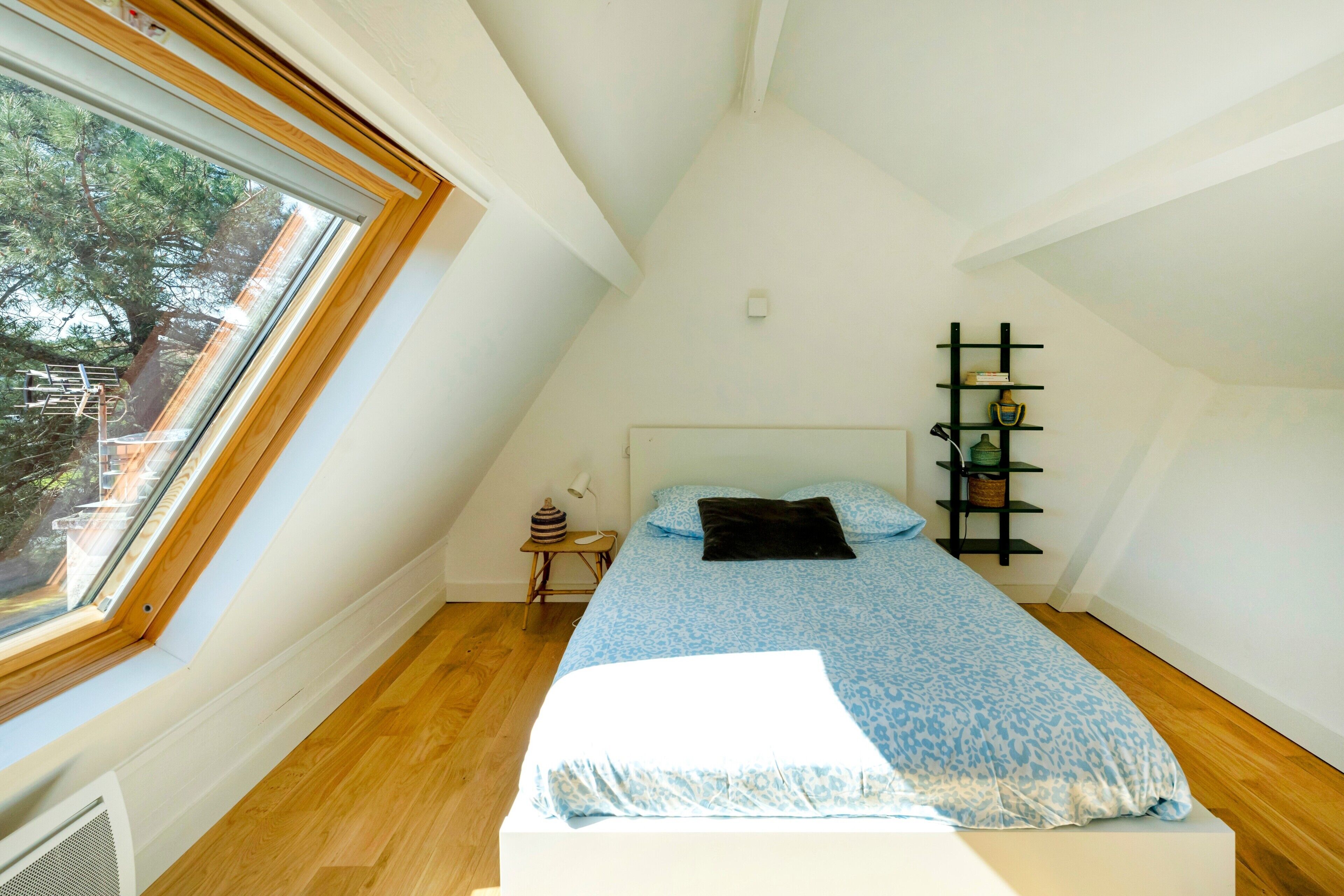 3 室のベッドルーム、WiFi (無料)、ベッドシーツ