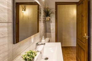 Shower, hair dryer, towels - Country House 'Can Planas 1' with Shared Pool, Wi-Fi and Air Conditioning (Fonolleres)