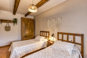 2 bedrooms, iron/ironing board, free WiFi, bed sheets - Country House 'Can Planas 1' with Shared Pool, Wi-Fi and Air Conditioning (Fonolleres)