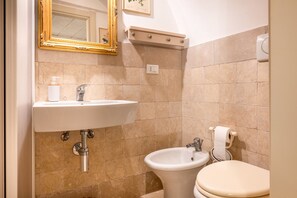 Doccia, asciugacapelli, asciugamani