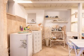 Frigorifero, macchina per tè/caffè, bollitore elettrico