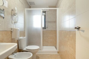 Shower, towels - Room '101' with Wi-Fi and Air Conditioning (Conil de la Frontera)
