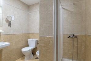 Shower, towels - Room '110' with Wi-Fi and Air Conditioning (Conil de la Frontera)