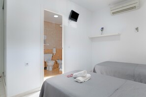 Een douche, handdoeken