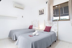 1 bedroom, free WiFi, bed sheets - Room '111' with Wi-Fi and Air Conditioning (Conil de la Frontera)