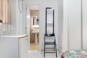 Shower, towels - Room '103' with Wi-Fi and Air Conditioning (Conil de la Frontera)