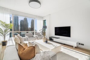 Appartement Premium, plusieurs lits | Coin séjour | TV connectée de 50 pouces avec chaînes par câble