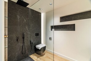 Premium Apartment, Multiple Beds | Bathroom | Rainfall showerhead, free toiletries, hair dryer, towels - Silkhaus Al Mass (Dubai)