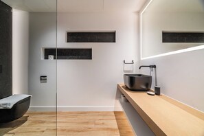 Premium Apartment, Multiple Beds | Bathroom | Rainfall showerhead, free toiletries, hair dryer, towels - Silkhaus Al Mass (Dubai)