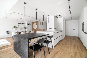 Premium-huoneisto, useita sänkyjä | Yksityinen keittiö | Jääkaappi, mikroaaltouuni, uuni, liesi