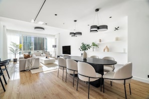 Leilighet – premium, flere senger | Spiseområde på rommet