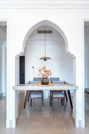Classic Apartment, 1 King Bed | In-room dining