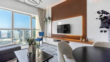 Apartament clàssic | Sala d'estar | Televisor intel·ligent de 50 polzades amb canals digitals