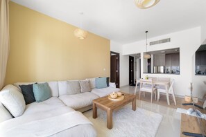 Design-Apartment, 1 King-Bett | Wohnbereich | 50-Zoll-Smart-TV mit Digitalempfang