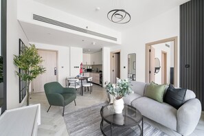 Comfort Apartment, 1 King Bed | Living area